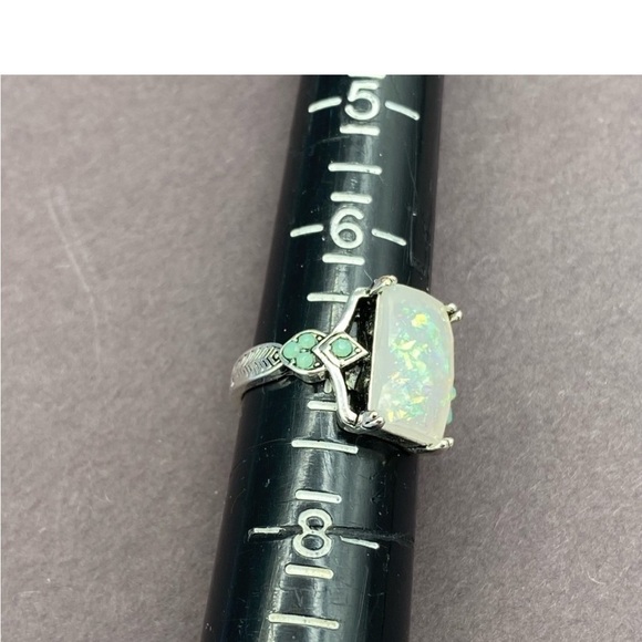 SILVER Art Dec Opalescent Ring with emerald color side stones various sizes - Picture 4 of 5